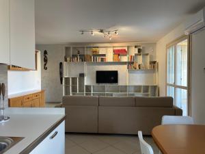 eine Küche und ein Wohnzimmer mit einem Sofa in der Unterkunft Villetta Rovizza in San Martino della Battaglia