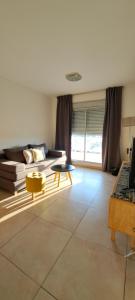 a living room with a couch and a table at Espacio C Montevideo con estacionamiento in Córdoba