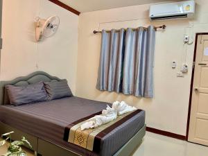 Postel nebo postele na pokoji v ubytování 2B Cozy Hostel ตรัง