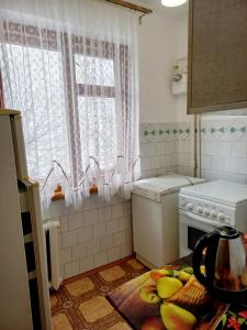 uma cozinha com uma mesa com fruta em Apartments in Lviv em Lviv