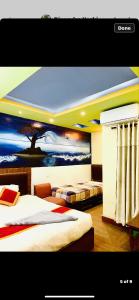Global hotel في كاتماندو: غرفة نوم بسريرين ولوحة على الحائط