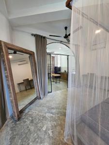 VODA Hotel & Spa في غالي: مرآة في غرفة المعيشة مع انعكاس للغرفة