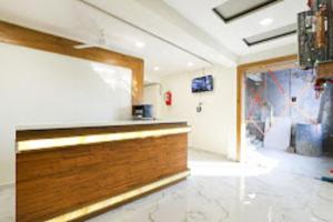 um bar num quarto com em Hotel Sunrise Inn em Ahmedabad