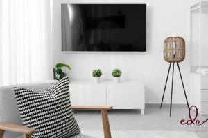 Et tv og/eller underholdning på סטודיו מרווחות עם מרפסת 50 מטר מהים - By Edomlux