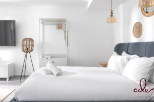 En eller flere senge i et værelse på סטודיו מרווחות עם מרפסת 50 מטר מהים - By Edomlux