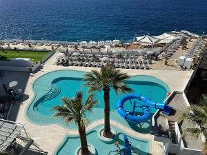 una imagen de una piscina con tobogán de agua en Pearly Grey Ocean Club Apartments & Suites en Callao Salvaje