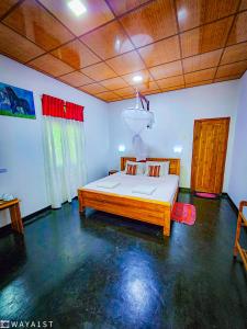 ein Schlafzimmer mit einem Bett in einem Zimmer in der Unterkunft Sunbird's Home in Udawalawe