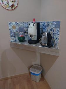 un comptoir avec une cafetière sur une étagère dans l'établissement Milazzo La Porta Delle Eolie 2.0, à Milazzo