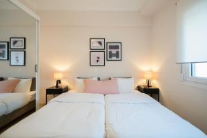 Katil atau katil-katil dalam bilik di Modern Apartment in Athens with Acropolis & Mt Lycabettus view