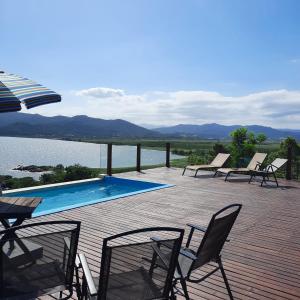 a deck with lounge chairs and a swimming pool at Sitio do Ma Vio in Governador Celso Ramos