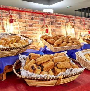 um monte de cestos cheios de diferentes tipos de pão em Hotel Surf Mar em Lloret de Mar