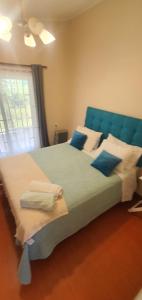 a large bed with a blue headboard in a bedroom at Casa en Niebla Valdivia in Niebla