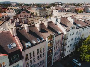 uma vista aérea de uma cidade com edifícios em Apartament Planty 16C em Kielce