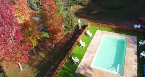una vista aérea de una piscina en un patio en Can Blau, en Vallfogona de Ripollès