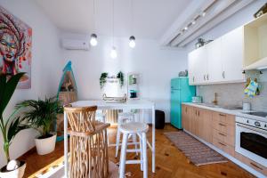 Kuchyň nebo kuchyňský kout v ubytování Piraeus Urban Gem