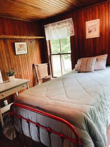 um quarto com uma cama grande e uma janela em Camp Garcon 