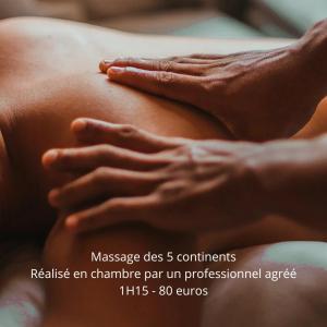 Eine Frau bekommt eine Massage mit den Händen auf dem Rücken in der Unterkunft Chez Bérénice et Clément in Miraumont