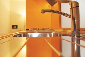 - un évier en acier inoxydable dans la cuisine dans l'établissement Appartamento Levante, à Bologne