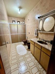 本图贡萨尔维斯Casa da Nona - Vale dos Vinhedos的带水槽和马桶的浴室