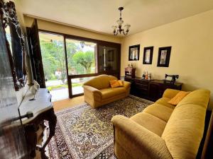 本图贡萨尔维斯Casa da Nona - Vale dos Vinhedos的客厅里有一张沙发和一张桌子。