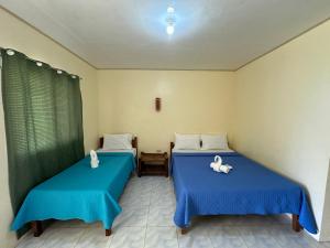 Postel nebo postele na pokoji v ubytování Dancalan Beach Resort