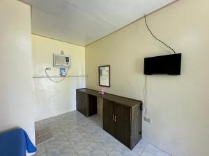 TV a/nebo společenská místnost v ubytování Dancalan Beach Resort