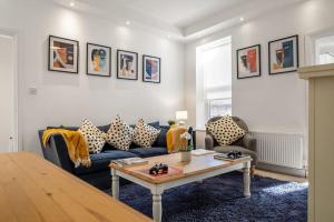 sala de estar con sofá azul y mesa en Upmarket Apartment with Parking, en High Heaton