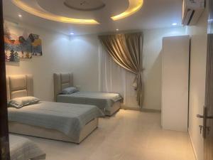 a bedroom with two beds and a circular ceiling at شقق ايلاف طيبة in Al Madinah