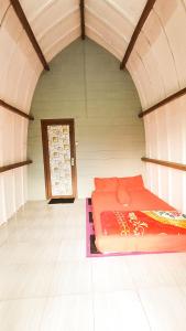 Habitación con cama en habitación con puerta en Tangga Bungalows en Sembalunlawang