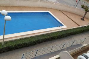 una vista aérea de una piscina en un edificio en Acogedor apartamento en la playa de Canet, en Canet de Berenguer