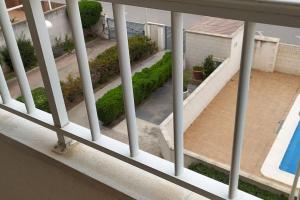 einen Balkon mit Blick auf den Innenhof in der Unterkunft Acogedor apartamento en la playa de Canet in Canet d'en Berenguer