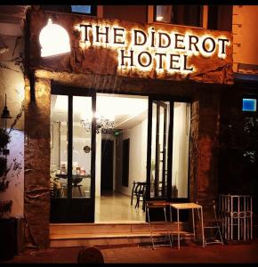 un hotel con un cartel que lee el hotel del depósito en The Diderot Hotel en Estambul