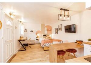 - une chambre avec un lit et un bureau dans l'établissement Charmant studio lumineux calme, à Asnières-sur-Seine