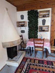ein Wohnzimmer mit einem Tisch und einem Kamin in der Unterkunft National Monument Konak in Stolac