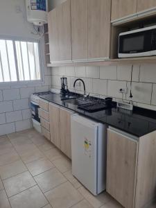 uma cozinha com um lavatório e uma bancada em Curuzú Confort em Curuzú Cuatiá