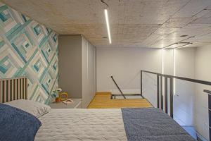 um quarto com uma cama e uma parede em Loft 102 em Curitiba