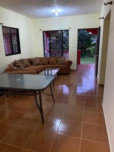 sala de estar con sofá y mesa en Típica casa dominicana a 12 minutos de la playa, en Las Galeras