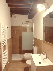 カスティリオーネ・デル・ラーゴにあるCasale LaBanditaのバスルーム(トイレ、洗面台、シャワー付)