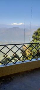 uma vista para uma montanha a partir de uma ponte em Teesta Stay & Restaurant em Darjeeling