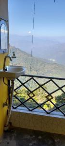 um lavatório em frente a uma janela com vista em Teesta Stay & Restaurant em Darjeeling