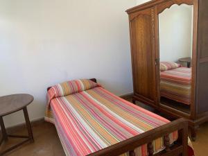 เตียงในห้องที่ El Colonial departamento céntrico