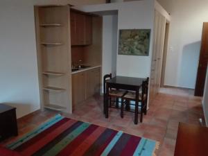 een woonkamer met een tafel en een keuken bij STYGA APARTMENTS in Kalavrita