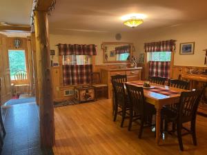 kuchnia ze stołem i krzesłami w pokoju w obiekcie Stoll's Spot w mieście Old Forge