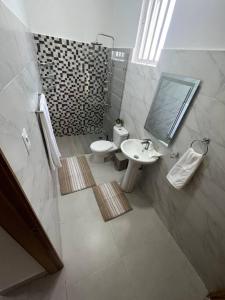 y baño con lavabo, aseo y espejo. en Espectacular alojamiento, en Punta Cana