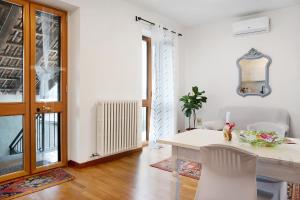 une salle à manger blanche avec une table et des chaises dans l'établissement Casa Gallinotto, à Alba