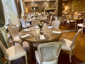 une salle à manger avec des tables et des chaises dans un restaurant dans l'établissement Quinta do Paço Hotel, à Vila Real