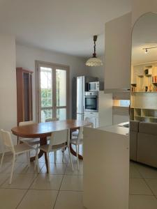 eine Küche mit einem Holztisch und einem Esszimmer in der Unterkunft Villetta Rovizza in San Martino della Battaglia + 32 Fotos