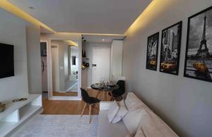 a living room with a couch and a table at Flat Jardim Paulista II - SP - Próximo da AV Paulista e ao lado do Shopping Pamplona in Sao Paulo