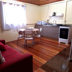 cocina con mesa y sillas en una habitación en Casa D&R, en Canela