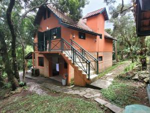 une maison avec un escalier menant à celle-ci dans l'établissement Chalé do Lopo, à Extrema